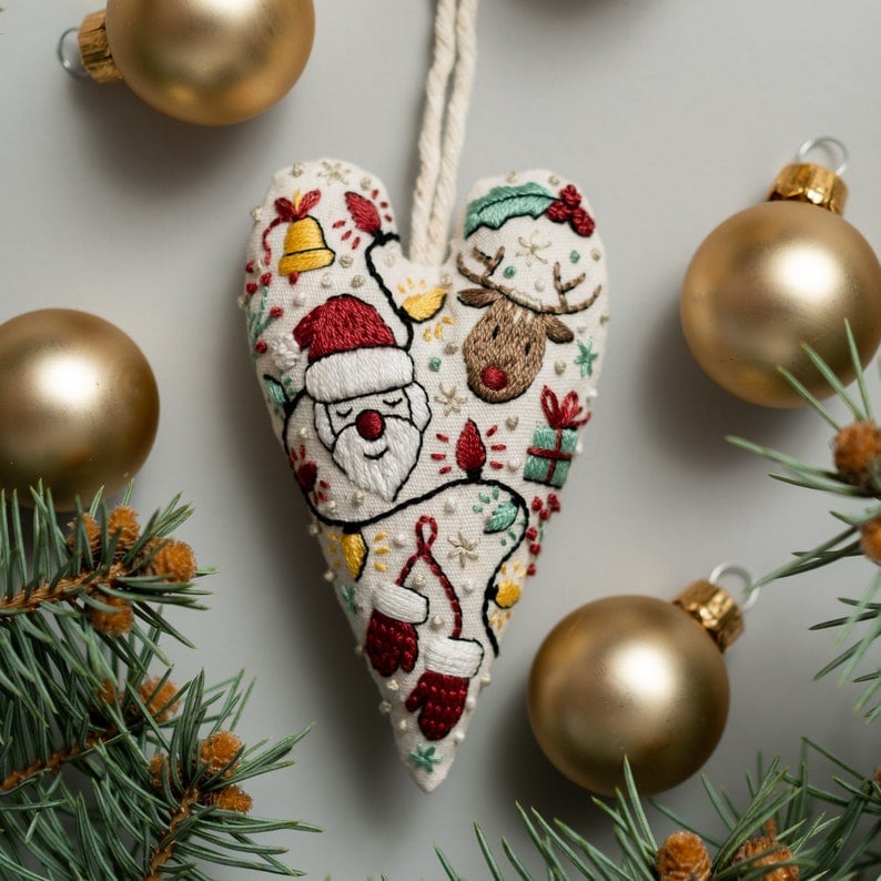 💖DIY herzförmiger handbestickter Weihnachtsanhänger/Anhänger-Set
