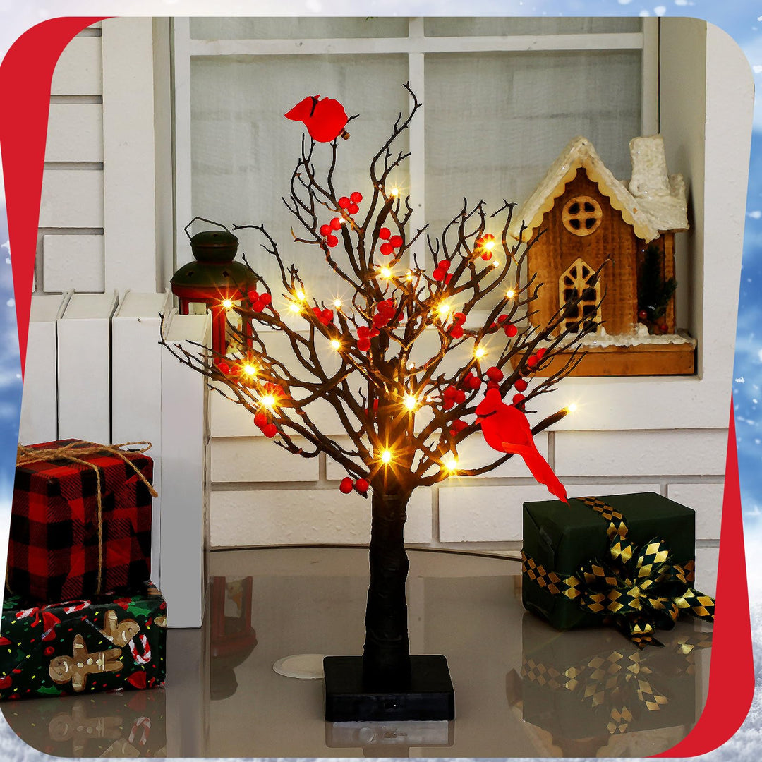 Weihnachtsbeleuchteter Mini-LED-Baum mit roten Beeren