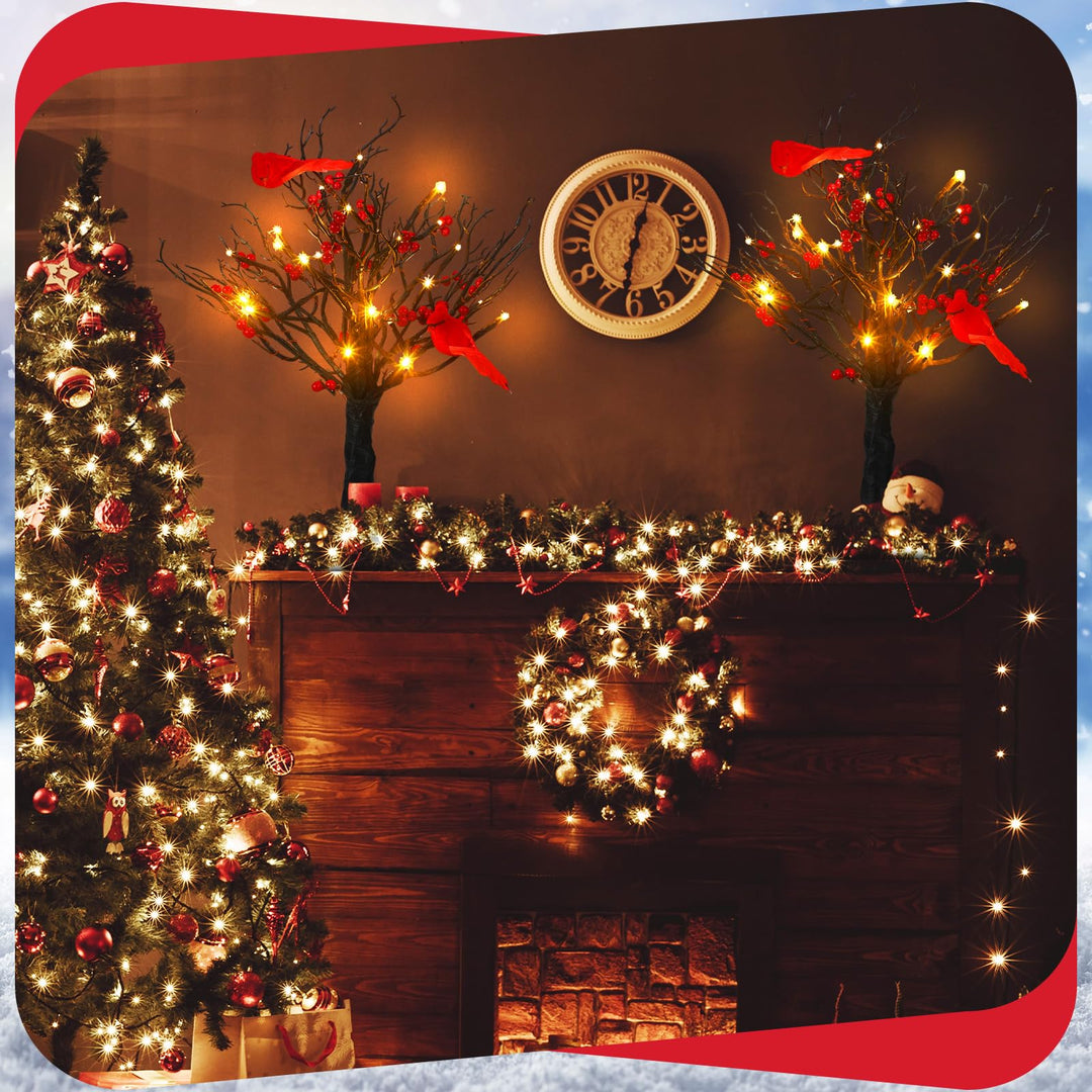 Weihnachtsbeleuchteter Mini-LED-Baum mit roten Beeren