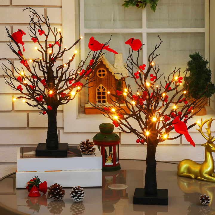 Weihnachtsbeleuchteter Mini-LED-Baum mit roten Beeren