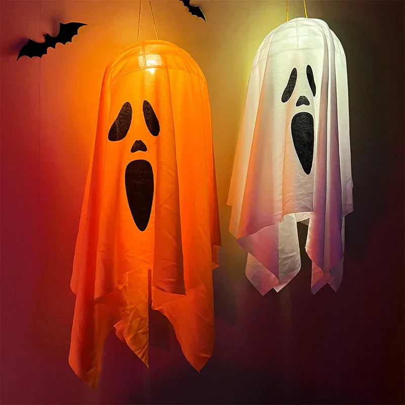 Halloweengehängte Horror-Requisiten mit Lichtern