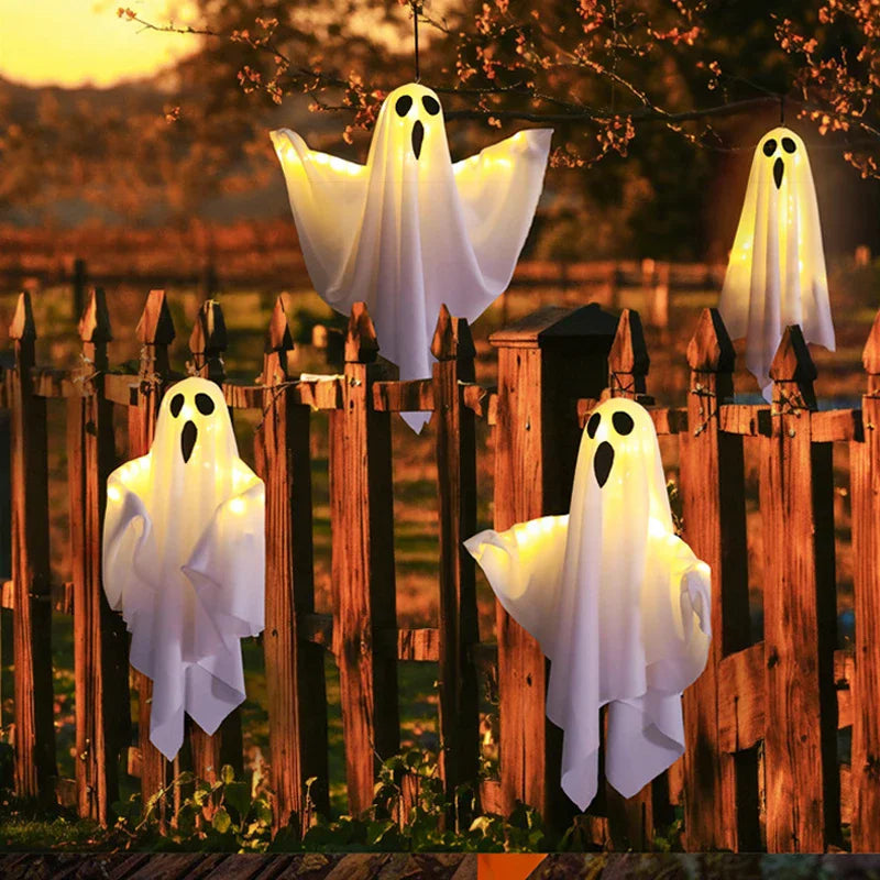 Halloweengehängte Horror-Requisiten mit Lichtern