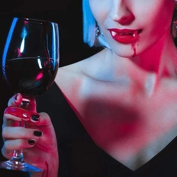 Automatisch ausfahrbare Vampirfänge