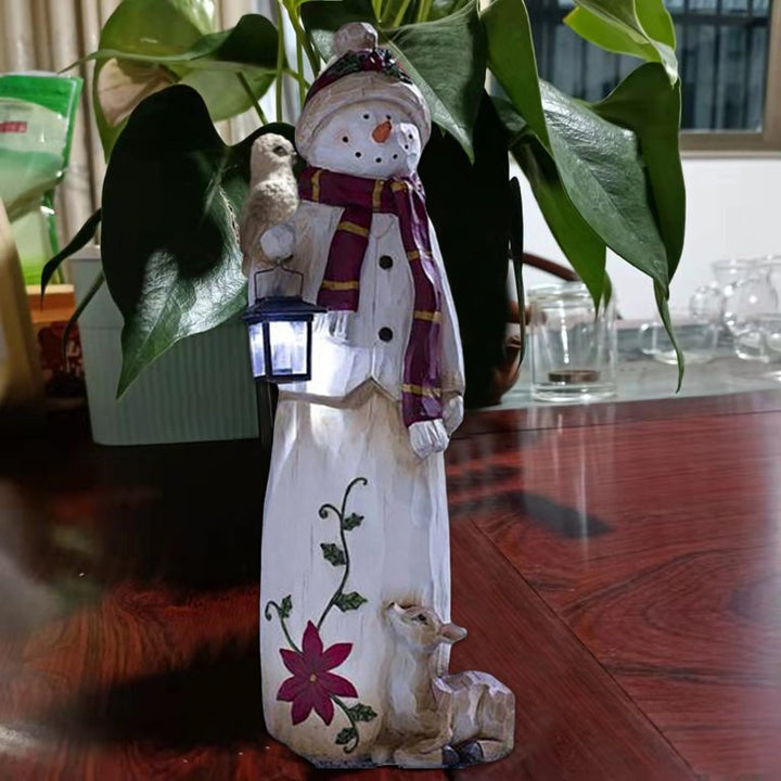 Dekorativer Schneemann mit Laterne — Warme Begrüßung im Winter