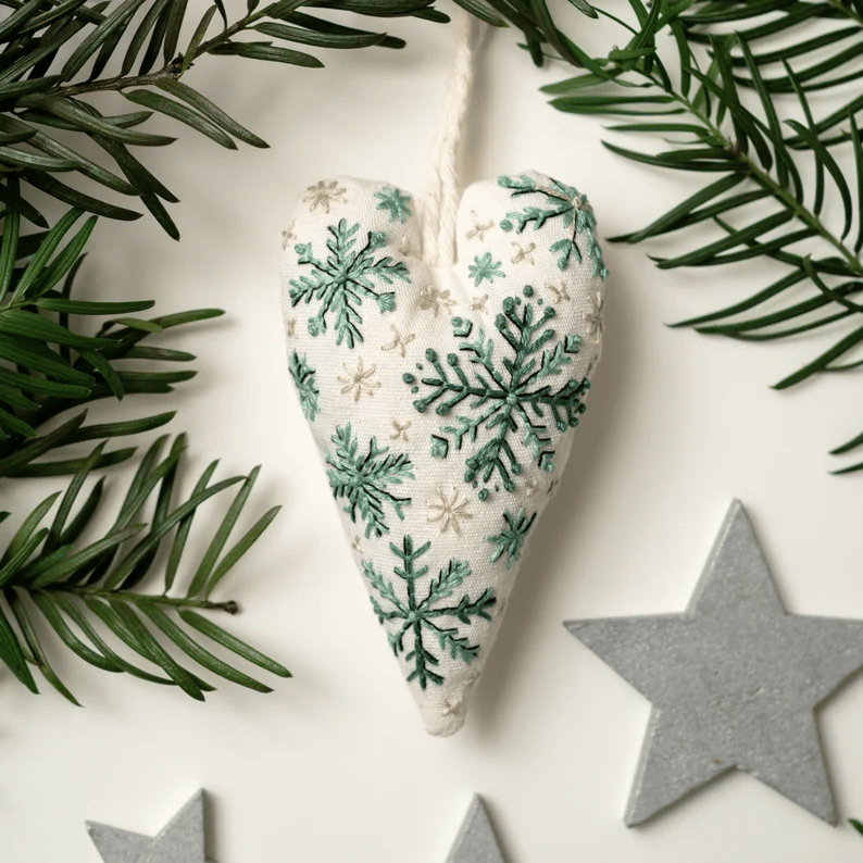 💖DIY herzförmiger handbestickter Weihnachtsanhänger/Anhänger-Set