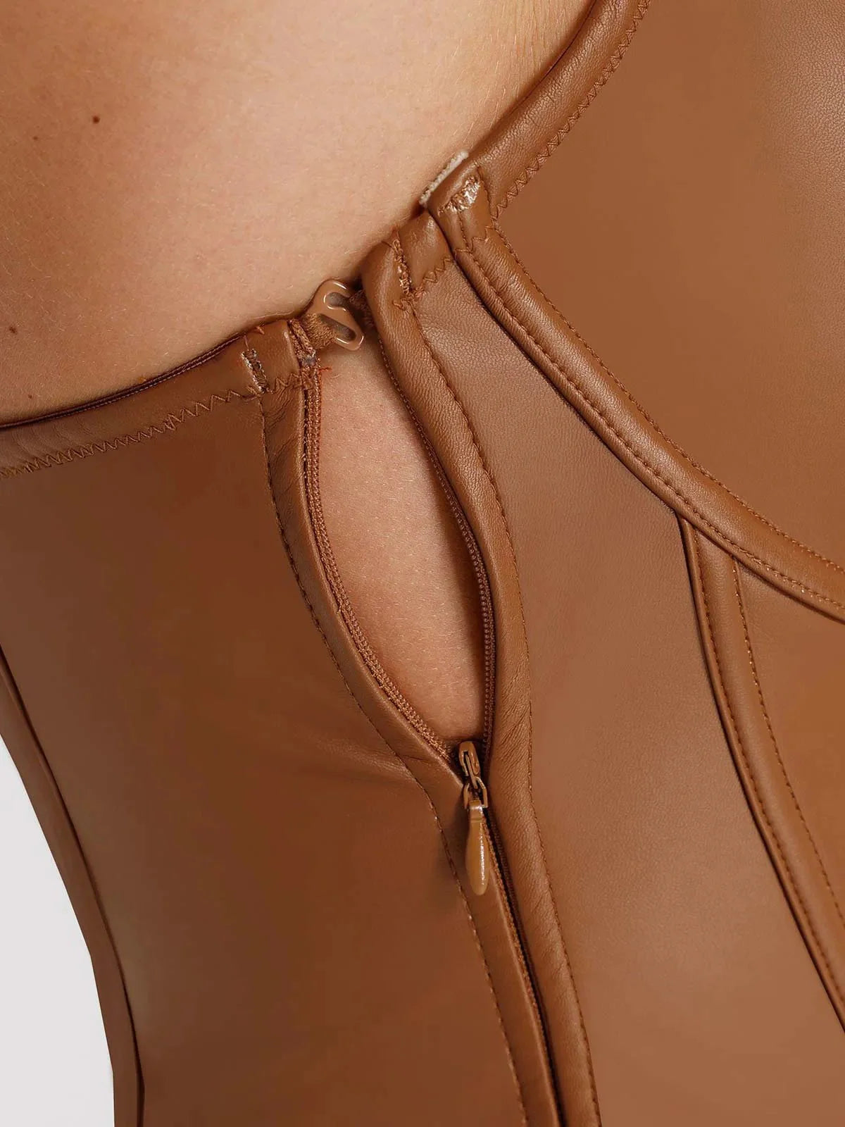 Shapewear Kunstleder Mieder Bodysuit mit Sanduhrausschnitt und Cutouts