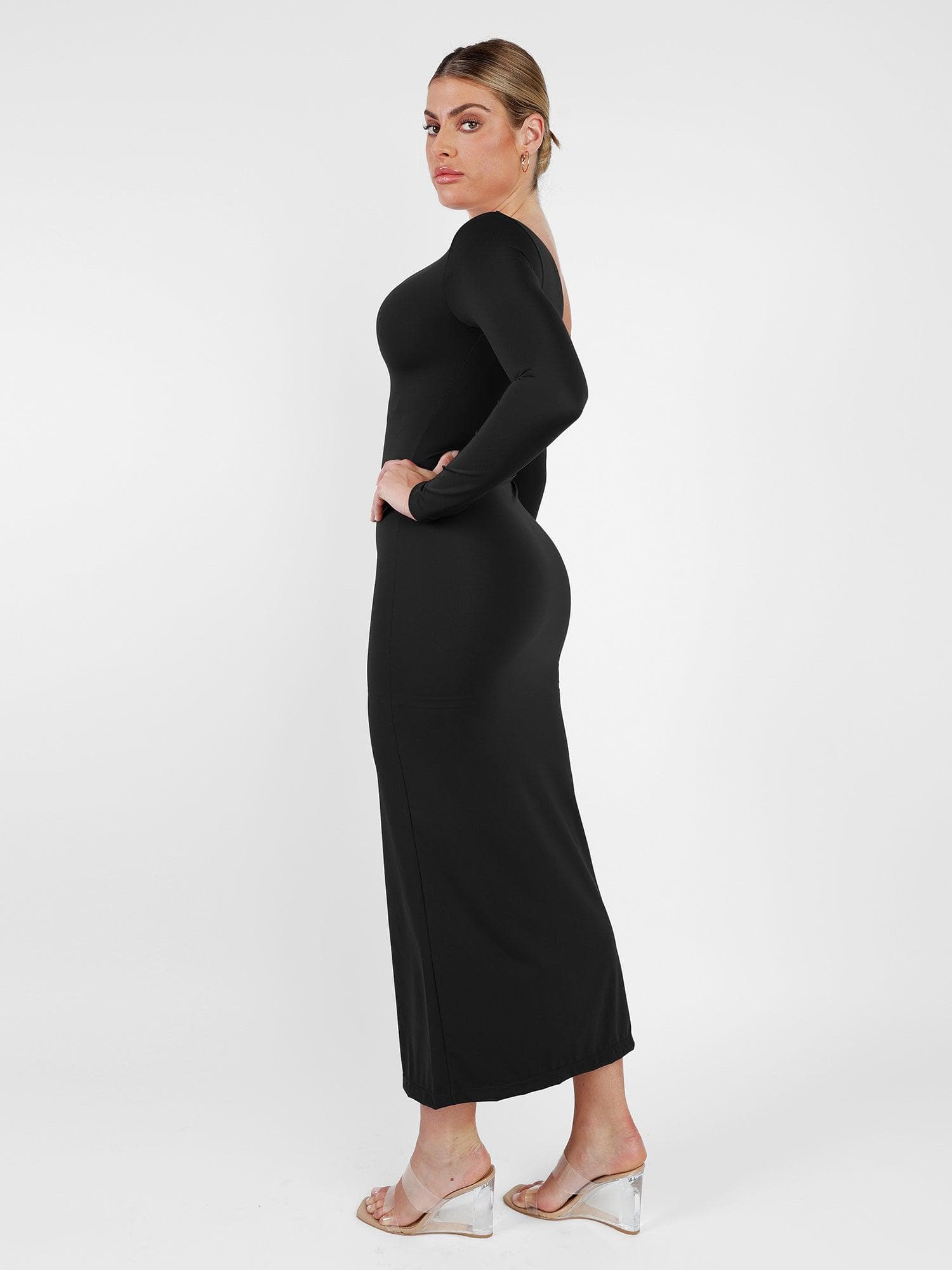 Der Shapewear-Kleid mit langem Ärmel und Schlitz