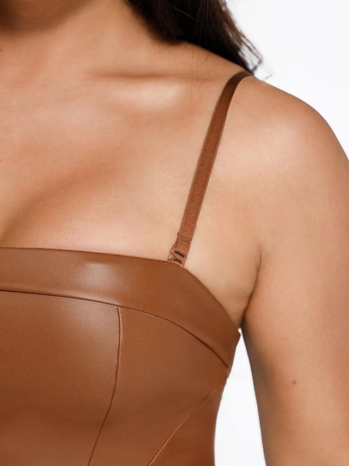 Formendes, pseudo-ledernes Korsett-Overall-Set