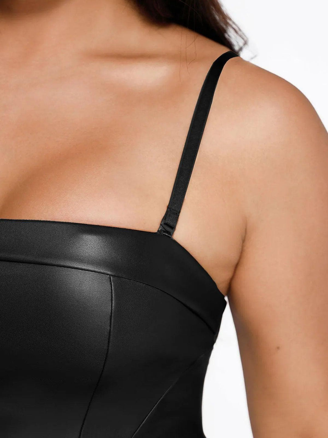 Formendes, pseudo-ledernes Korsett-Overall-Set