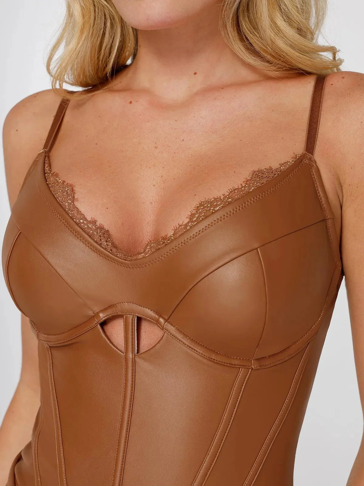 Shapewear Kunstleder Mieder Bodysuit mit Sanduhrausschnitt und Cutouts
